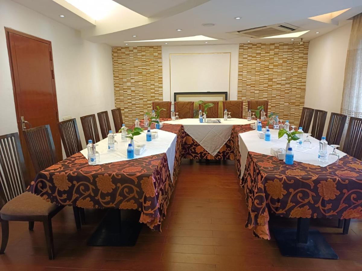 Hotel Bengal Canary Park Дакка Экстерьер фото