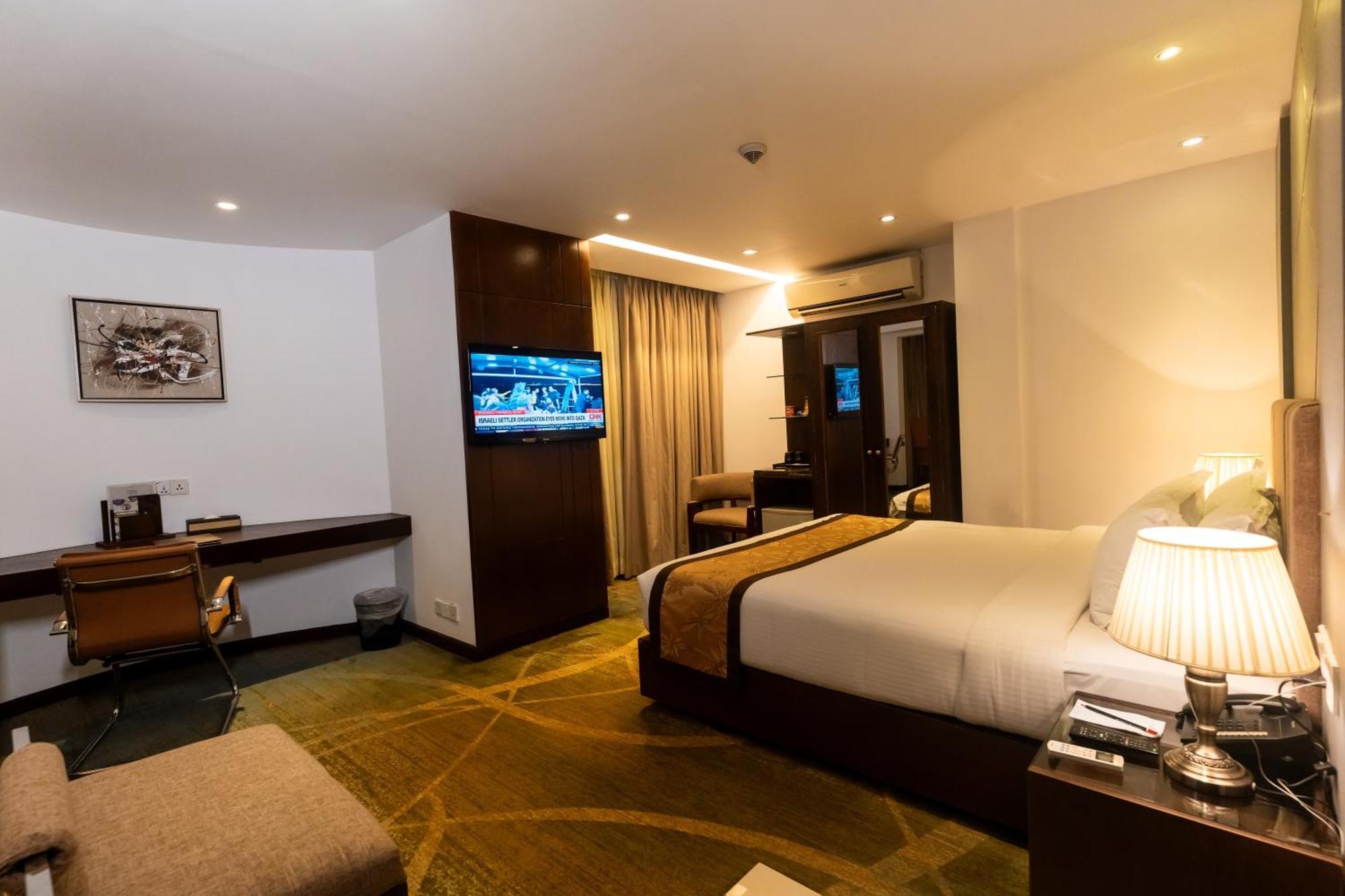 Hotel Bengal Canary Park Дакка Экстерьер фото